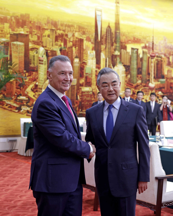 Wang Yi Holds a Collective Meeting with 